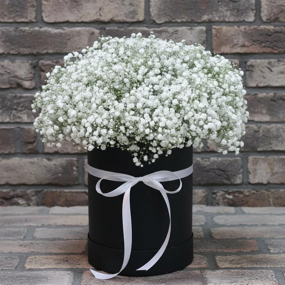 Цветочная композиция из Гипсофила в шляпной коробке в Правокумском