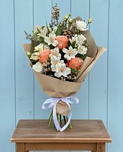 Букет цветов из:  Альстромерии, Лизиантусы, Розы и Хризантемы в Правокумском
