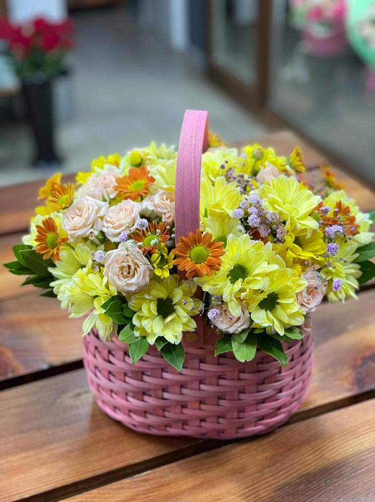 Цветочная композиция из Хризантемы и Розы в корзине в Правокумском
