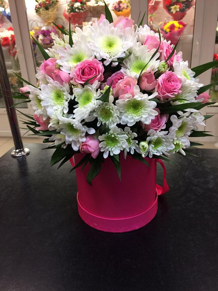 Цветочная композиция из Розы и Хризантемы в шляпной коробке в Правокумском