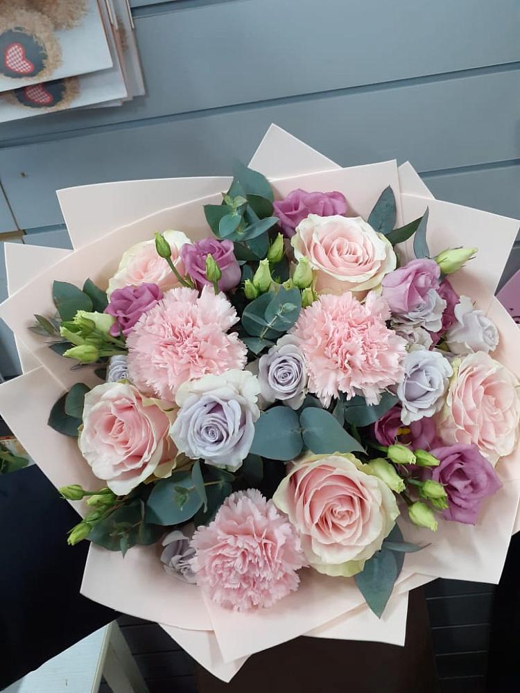 Букет цветов из: Розы, Гвоздики и Лизиантусы в Правокумском